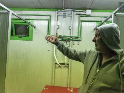 �Ma venite piuttosto a vedere i nostri di bagni � commenta invece arrabbiato Franco, un signore di circa 50 anni col cappuccio della felpa calato sul viso -. Quello degli uomini � vecchio e perde acqua dappertutto:  l�acqua calda si disperde subito e dopo due docce non ce n�� pi�. Quest�inverno ci siamo ammalati tutti con il gelo che c�era�