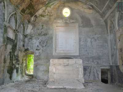 La chiesetta � contraddistinta da un tetto a botte, degli archi cechi laterali e un altare in pietra: alla destra di quest'ultimo si dirama verso il basso una piccola scalinata che sbuca in una cripta ipogea 