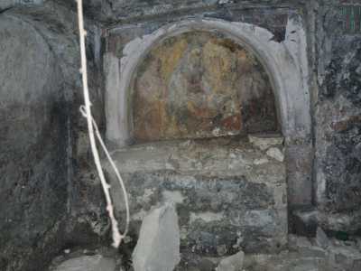 La cripta � preeesistente la costruzione del complesso: fu scavata nel tufo e affrescata dalla comunit� monastica basiliana presente in zona sin dall'anno 1000 