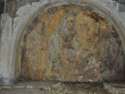 Sui muri � evidente l'azione inesorabile dell'umidit� ma balza comunque all'occhio un prezioso ritratto della Madonna con Ges� bambino 