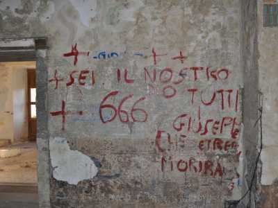 Su alcune pareti ignoti hanno scritto con della vernice rossa "666", il numero di Satana e altre frasi inneggianti al demonio