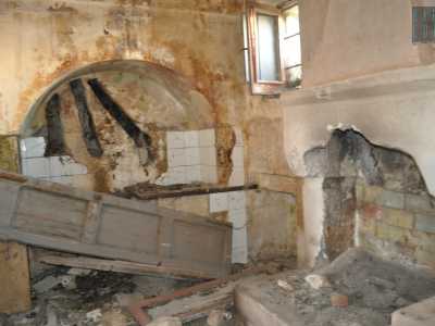 Diverse porte risultano divelte, alcuni muri sono crollati e nelle tante stanze regna un silenzioso degrado