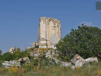 Il monumento del cacciatore, l'elemento pi� "misterioso" dell'edificio. Si tratta di un'opera fatta costruire nel 1885 da Placido de' Sangro in memoria del figlio Riccardo, suicidatosi quattro anni prima dopo una delusione d'amore