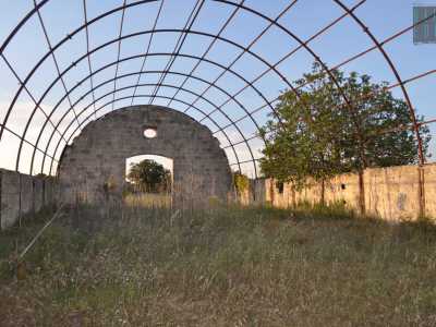 All'esterno c'� anche il terreno un tempo utilizzato come serra e quel che rimane della copertura
