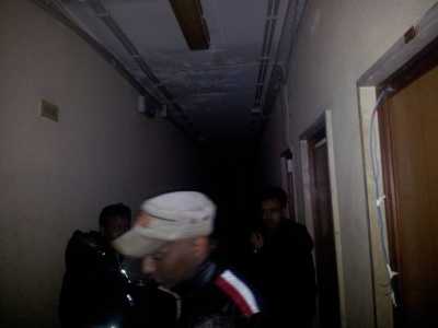 Corridoio del Ferrhotel, con alcuni ragazzi somali che vivono al suo interno. Da notare il soffitto umido