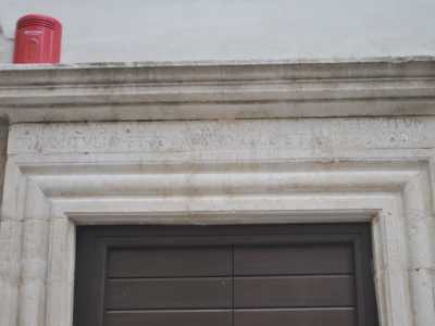 Su un architrave del palazzo si legge: �Dominus custodiat introitum tuum et exitum tuum Tullio et Iacobo Calo et amici anō dnī�, cio� �Iddio custodisca il tuo ingresso e la tua uscita per Tullio e Iacopo Cal� ed amici�