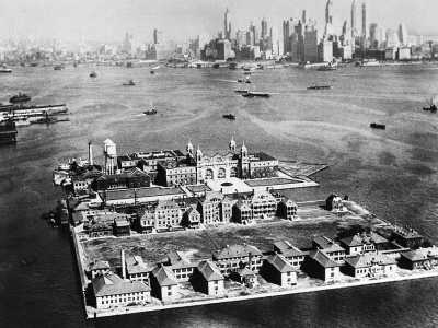 L'isola di Ellis Island sul fiume Hudson, dove gli immigrati sbarcavano e venivano schedati prima di mettere piede a New York City