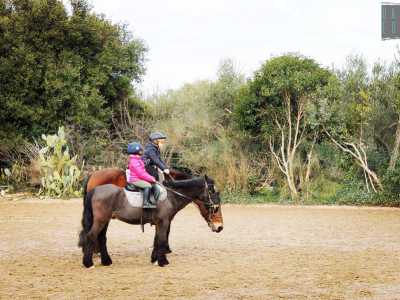 Vicina a Domenico c�� sempre la pi� piccola del corso, Giorgia, di 4 anni, che cavalca un pony nero