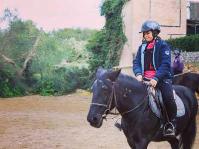 Nel frattempo anche Ada, la pi� grande, giunge al campo insieme con Liquirizia, il cavallo con cui oggi dovr� cimentarsi