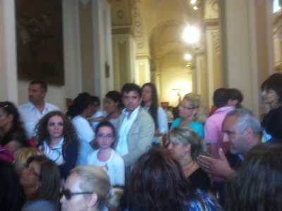 Fedeli in attesa di poter farsi benedire da Don Michele