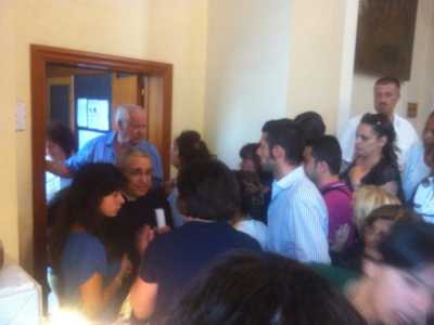 Fedeli che cercano di raggiungere Don Michele