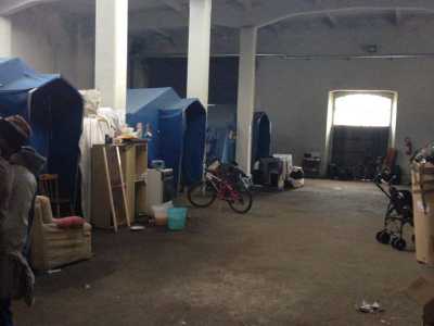 La situazione all'interno dell'edificio, le tende sono esposte all'umidit� e alla pioggia