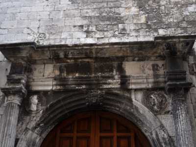 L'architrave di Palazzo Zizzi, piuttosto annerito, sul quale si legge a fatica: �Post tenebram spero lucem�, che significa �Dopo il buio spero ci sia luce�