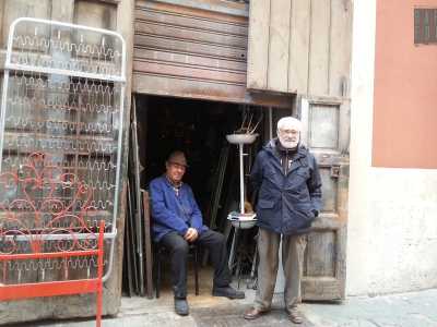 I fratelli Matteo e Pasquale Martinelli davanti alla loro storica bottega in via Luigi Zuppetta 28, a Bari. Sono gli ultimi fabbri rimasti a Bari