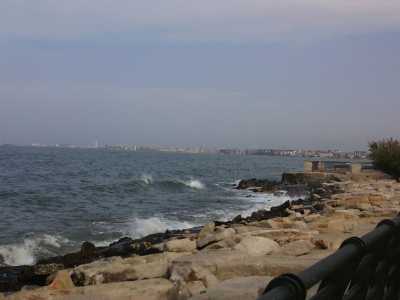 Lungomare Lorusso: da qui � possibile vedere in lontananza il porto di Bari
