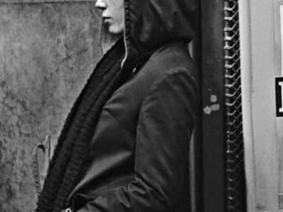Una ragazza ferma per strada