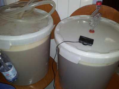 La fase della fermentazione: gli zuccheri vengono convertiti in alcol in appositi fermentatori. Il metodo del kit pu� anche evolversi nell'"E + G", una procedura simile che prevede l'aggiunta di grani speciali