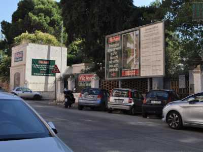 Siamo quasi ad angolo con viale Einaudi, alle spalle della scuola media Michelangelo. Qui, all�interno del  complesso residenziale �Villa Anna�, che prende il nome dall�omonima villa ottocentesca, si trova l�edificio misterioso, che non � visibile dalla strada: cartelloni pubblicitari, alti palazzi e grandi alberi lo celano alla vista dei passanti