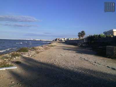 Dall'altra parte di Lama Balice, ancora pi� a nord, la via che costeggia il mare prende il nome di strada del Baraccone (foto di Mina Barcone)