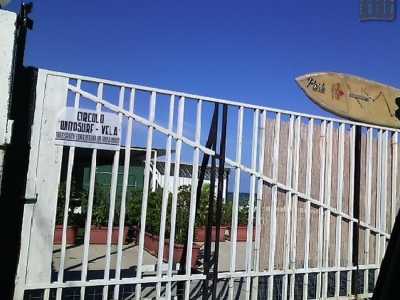 Qui si trova anche una scuola di windsurf, edficata su una ex colonia per bambini costruita durante il Fascismo (foto di Mina Barcone)