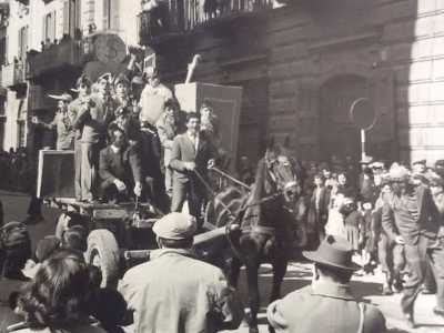 �La festa della matricola� si svolgeva in primavera e prevedeva la presenza di carri addobbati che sfilavano per le vie della citt�, con a bordo i giovani studenti che festeggiavano tra canzoni e tanti brindisi. (Foto della pagina facebook "Bari tanto tempo fa": si riferisce a una festa del 1953)