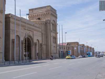 Decidiamo di entrare dall�ingresso monumentale, quello che si affaccia su viale Paolo Pinto. E� chiamato cos� perch� � stato disegnato in stile romanico pugliese, con tanto di torri, finestre polifore e arco al centro. L'intera affiancata all�entrata � occupata dal colosso enogastronomico di Eataly