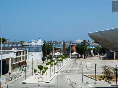 Dalla terrazza di uno dei padiglioni � possibile dominare dall�alto l�intero viale Orientale, quello che porta al varco principale della Fiera, che esce sul lungomare Starita, di fronte al porto