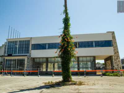 E� in fase di ristrutturazione anche un altro padiglione storico, quel Palazzo del Mezzogiorno che si trova sul viale Orientale, realizzato nel 1951 dall�architetto Piero Maria Favia. Qui dovrebbe aver sede l�Apulia Film House, un museo del cinema 