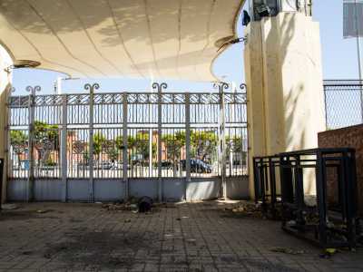 Il nostro sguardo si ferma infine sull�ammasso di foglie secche che si accumula contro i battenti serrati dell'ingresso orientale...