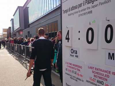 Un cartellone segnala che bisogna attendere quattro ore per accedere al padiglione del Giappone