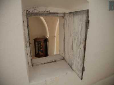 L'abitazione � comunicante con la chiesa: fa eccezione una curiosa finestra della camera da letto dalla quale � possibile affacciarsi sulle prime panchine occupate dai fedeli