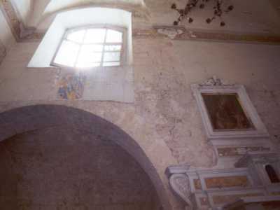 L'interno della chiesa: la parete sinistra 
