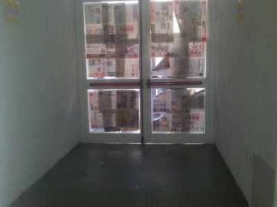 Romanazzi: porta d'emergenza coperta con fogli di giornale