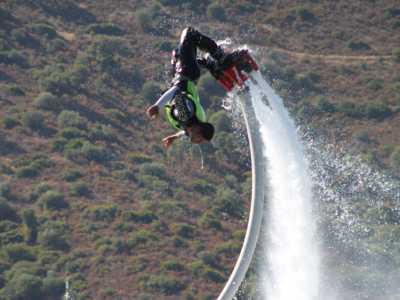 Il flyboarder in aria esegue un back flip, ovvero un salto mortale all'indietro
