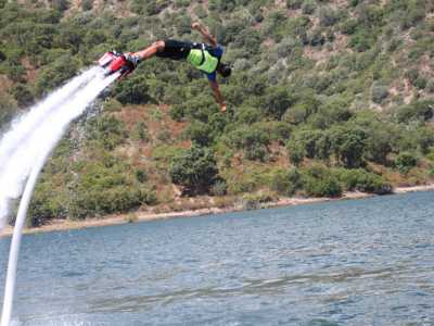 Il flyboarder si rituffa in acqua dopo aver terminato terminato il superman, in cui, come suggerisce il nome, viene proposta la classica posa dell�eroe dei fumetti, come si evince dalla posizione delle braccia 