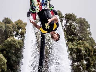 Un immagine ravvicinata dell'atleta che sta eseguendo il back flip
