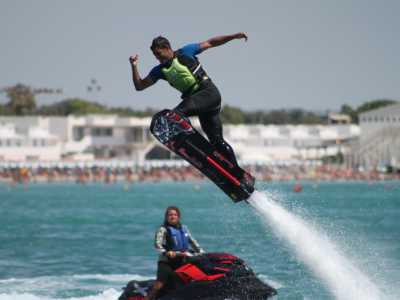 Il flyboard � una tavola nella quale sono innestati degli stivali collegati tramite un tubo a una moto d�acqua che genera una forza propulsiva tale da permettere all'atleta di volteggiare sul mare