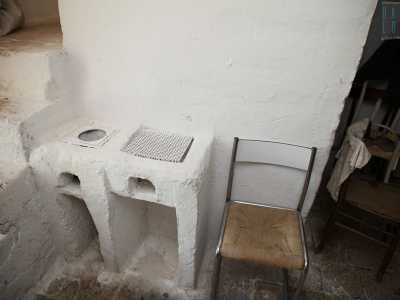 La dimora, a parte quel che rimane di vecchi fornelli in disuso, ha un altro ingresso e offre poco all'attenzione dei visitatori che per� possono riscattarsi sul terrazzino