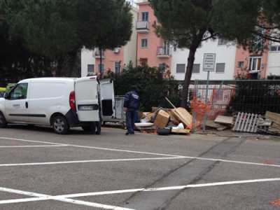 Campus, studenti sommersi da immondizia e rifiuti