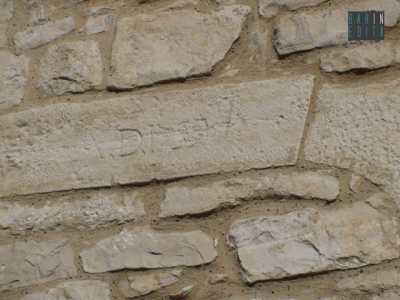 Un dettaglio delle antiche mura del castello di Argiro