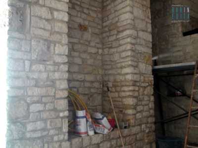 Le antiche mura all'interno della palazzina