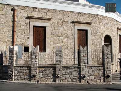 L'esterno della palazzina costruita su quel che restava dell'antico castello - 2
