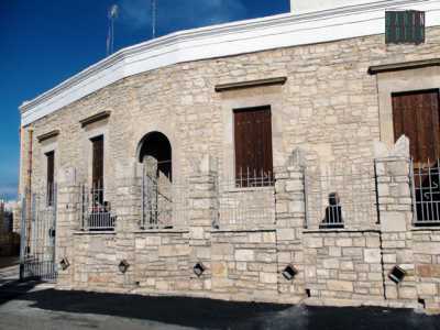 L'esterno della palazzina costruita su quel che restava dell'antico castello - 1