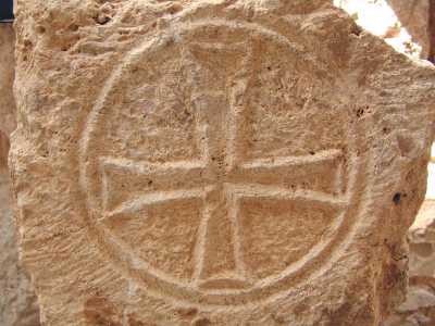 Una lastra con la tipica croce templare presente nella sala molfettese