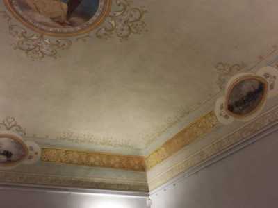 Il particolare soffitto che sovrasta la sala del Settecento, con decorazioni in perfetto stile Liberty