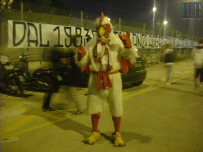 Il 63enne Donato Petrosini, abbonato della curva Nord, ritratto con il suo costume da galletto che indossa da un anno e mezzo