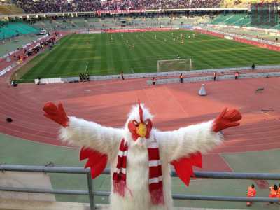 Un primo piano di Giuseppe: la sua presenza rallegra la curva Sud, quella che di solito accoglie il minor numero di tifosi