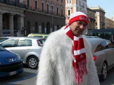 Giuseppe Vincotto fotografato senza maschera durante le riprese del videoclip "La Bari al�" 