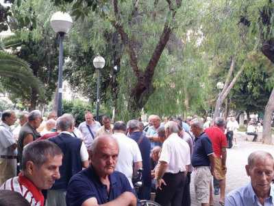I pensionati di piazza Garibaldi assistono al gioco 
