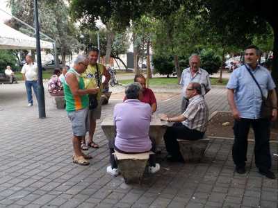 Ancora in piazza Garibaldi, su dei tavoli di pietra
